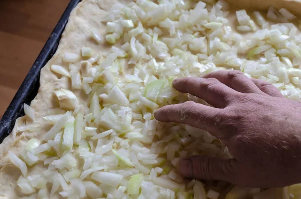 Cocinar Concepto Pizza Casera Mano Coloca Cebollas Crudas Picadas Una — Foto de Stock