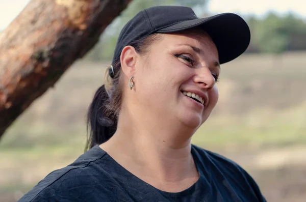 Siyah Beyzbol Şapkası Tişörtü Giyen Mutlu Bir Ermeni Kadının Portresi — Stok fotoğraf