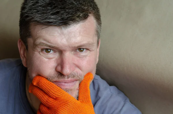 汗をかいた男の姿が顔に垂れている オレンジの作業用手袋をしている44歳の男性 人間の感情 — ストック写真