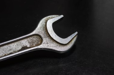 Klasik el aletleri konsepti. Siyah arka planda eski bir ingiliz anahtarının yakın çekimi. Gerçek bir durum. Kimse yok..