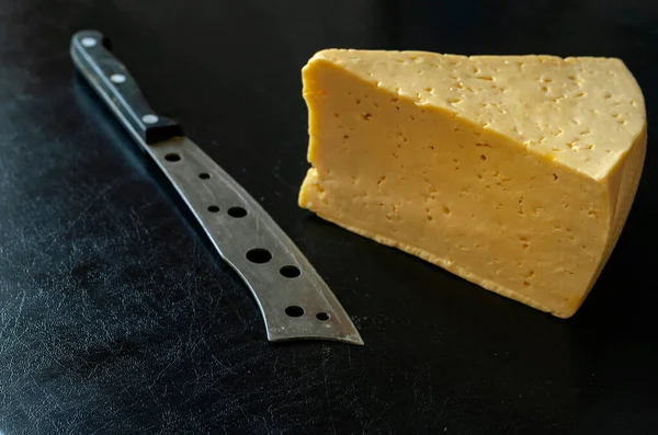 Кусок Твердого Сыра Специальный Нож Черном Фоне Один Большой Треугольный — стоковое фото