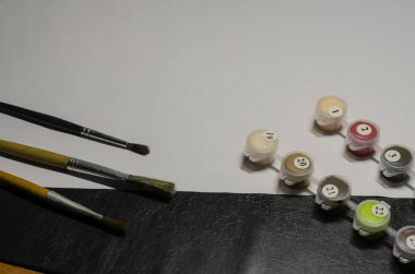 Çizim eğitimi, yaratıcı hobi, kendini geliştirme konsepti. Sayılarla boyamak ve boyamak için bir grup fırça. Ümit vaat eden bir sanatçı kiti..