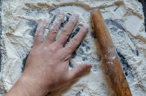 Imagen Recortada Del Chef Poniendo Mano Sobre Mesa Con Harina — Foto de Stock