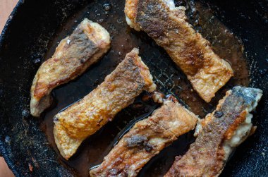 Kızartma tavasında kızartılmış balık parçaları. Kızarmış balık ve çıtır çıtır. Ev yapımı yemek. Kimse yok..