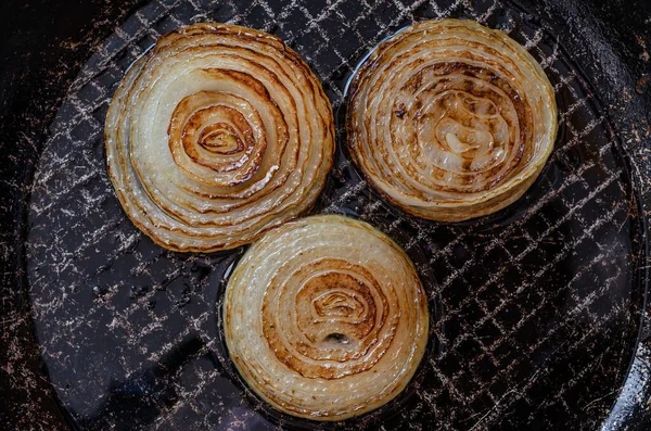 Partes Redondas Cebolas Fritaram Óleo Panela Ato Fritar Três Pedaços — Fotografia de Stock