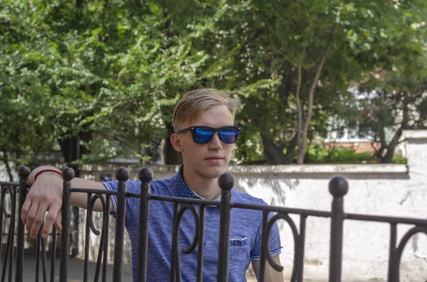 Bonito Jovem Com Cabelo Loiro Fica Cerca Metal Homem Está — Fotografia de Stock