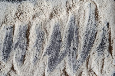 Mönü, yemek tarifi, yemek blogu için düz konum. Beyaz un fırın tepsisine saçılmış. Merkezde, boşluk metin için temizlendi.