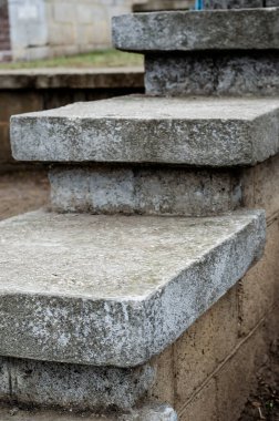 Gri beton dikdörtgen basamaklı mimari geometrik kompozisyon. Odanın dışındaki taş basamaklara yakın dur..