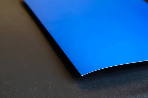 Prostokątny Arkusz Niebieskiego Papieru Czarnym Tle Minimalistyczne Abstrakcyjne Tło Widok — Zdjęcie stockowe