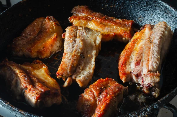 鍋に豚カルビを揚げ 閉じるまでの準備ができて 肉のグリルの塊を食べる 自家製フードコンセプト — ストック写真