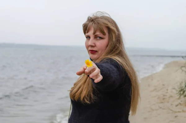 Femme Étend Main Avec Une Fleur Jaune Dans Caméra Femme — Photo