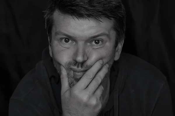 Conceito Linguagem Corporal Retrato Preto Branco Homem Adulto Apoiando Cabeça — Fotografia de Stock