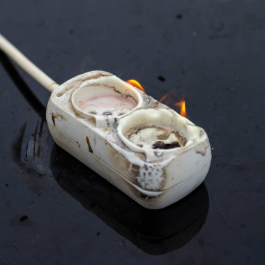 Ev aletleri yangın konsepti. Kısa devre nedeniyle güç ateşlemesinin ilk aşaması. Yangın güvenliği, görsel yardım.