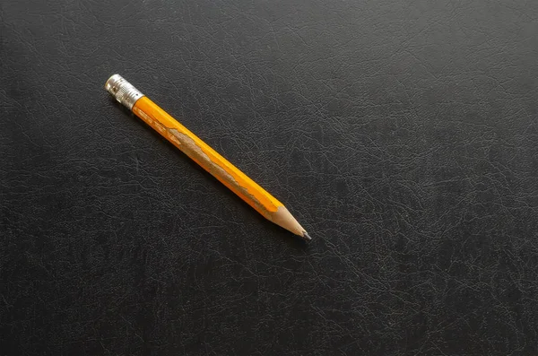 Közelkép Egy Régi Sárga Ceruzáról Fekete Asztalon Gépészet Könyvelés Üzleti — Stock Fotó