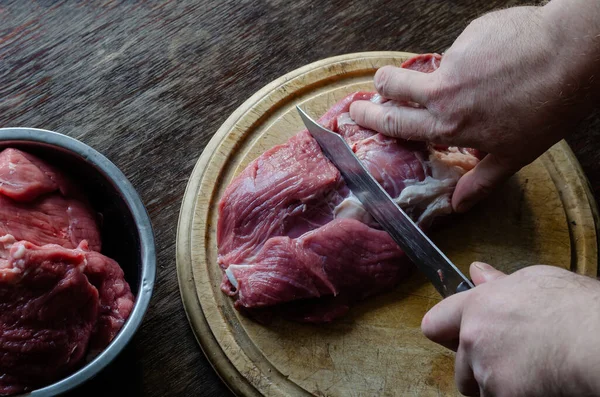 Cozinhar Conceito Receitas Carne Mãos Masculinas Cortam Com Uma Faca — Fotografia de Stock