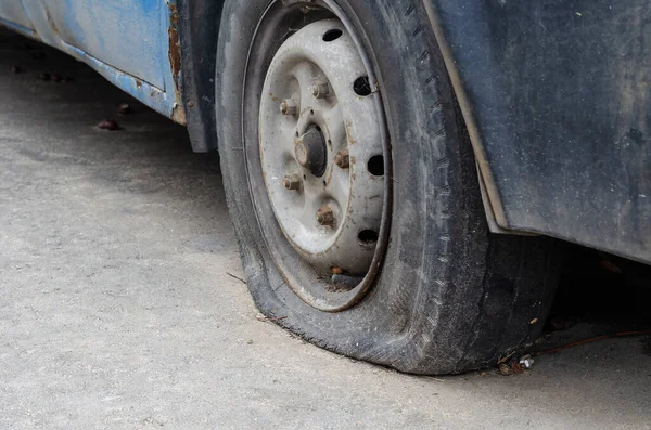 Ένα Παλιό Σκασμένο Λάστιχο Παλιού Σκουριασμένου Αυτοκινήτου Πλευρική Άποψη Επιλεκτική — Φωτογραφία Αρχείου