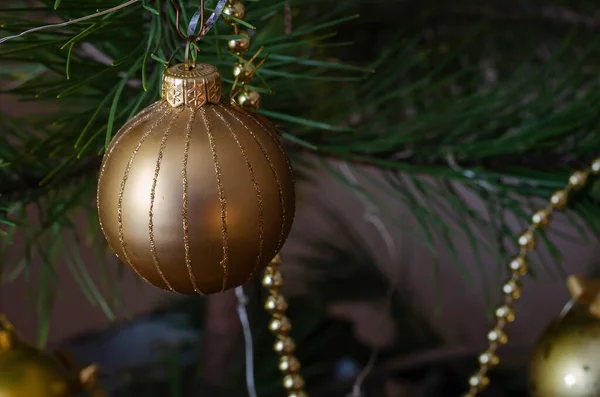 Kerst Nieuwjaar Achtergrond Gouden Kerstbal Kerstboom Geluid Selectieve Focus — Stockfoto