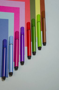 Renkli keçeli kalemler ve renkli kağıtlarla yaratıcı geometrik kompozisyon. Yaratıcılıktaki ahenk kavramı. Seçici odaklanma. İnsan Yok.