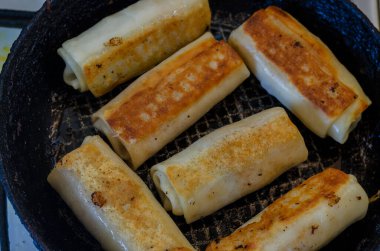 Krepler tavada kızartılmış. Doldurulmuş gözleme. Geleneksel ev yapımı yemek konsepti. Seçici odak.