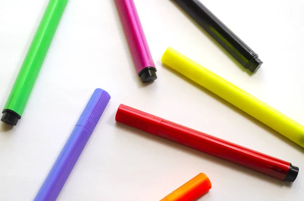 Beyaz Arka Planda Rastgele Keçeli Kalemler Parlak Renkli Keçeli Kalemler — Stok fotoğraf
