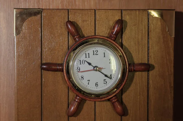 海軍の舵の形で壁時計 木の箱には時計が取り付けられています 選択的焦点 — ストック写真