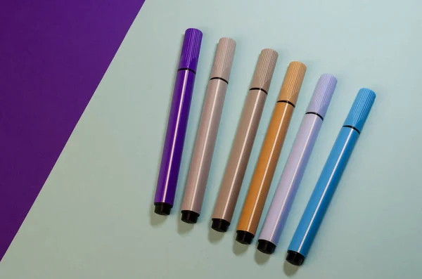 Nieuwe Veelkleurige Viltstiften Pastelkleuren Een Tweekleurige Achtergrond Zes Markeringen Tekenen — Stockfoto