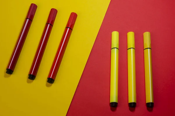 창조적 구성은 빨강과 펜으로 빨간색과 노란색 배경에 새로운 — 스톡 사진