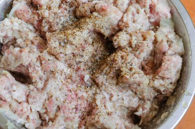 Çiğ et rendelenmiş soğan, tuz ve metal kasede karabiber. Hamur köftesi, pirzola ve diğer yemekler için..