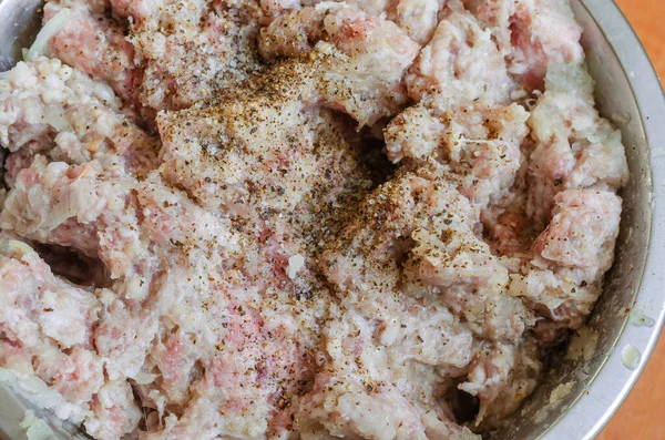 Çiğ et rendelenmiş soğan, tuz ve metal kasede karabiber. Hamur köftesi, pirzola ve diğer yemekler için..