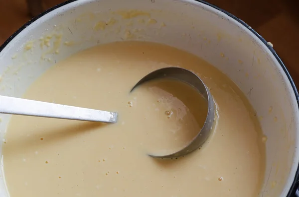 Pastella Liquida Mestolo Ciotola Bianca Cucinare Crepes Tradizionali Fatte Casa — Foto Stock