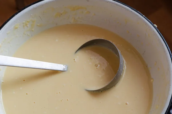 Batidora Líquida Cucharón Tazón Blanco Cocinar Crepes Caseros Tradicionales Enfoque —  Fotos de Stock