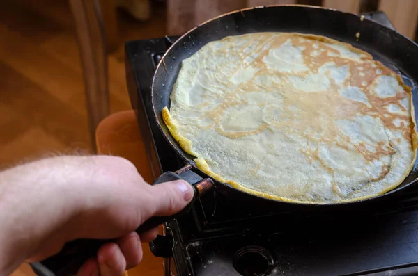 布里尼 Shrovetide 烹调传统的自制牛皮纸 在锅里烤有选择的重点 — 图库照片