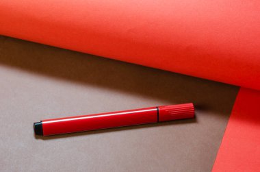 İki renkli arka planda kırmızı keçeli kalemle yaratıcı minimalist kompozisyon. Kahverengi ve kırmızı.