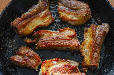 Tavada kızarmış domuz pirzolası. Hazır et parçalarını yakın plan çekimde ızgara et. Ev yapımı gıda konsepti.