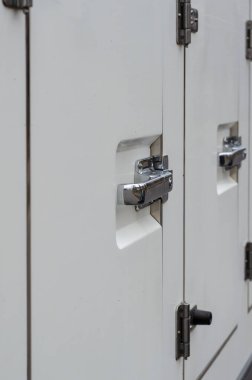 Özel ticari ulaşım konsepti. Küçük soğutmalı kamyon. Donduruculu minibüsün kapıları ve kilitleri ayrı bölümlerde. Seçici odak.