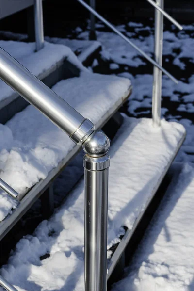 Rozsdamentes Acél Korlátok Lépcsők Hóban Épület Külső Bejárata Téli Nap — Stock Fotó