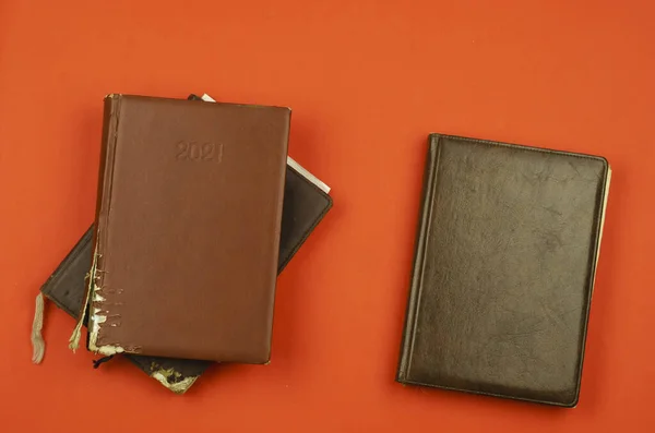 赤い背景色の古い日記 茶色と黒の三つの閉じた日記は Signatureでカバーします2021 平面レイアウト コピースペース — ストック写真