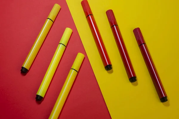 Kreatywna Dwukolorowa Kompozycja Czerwonymi Żółtymi Końcówkami Filcu Sześć Kolorowych Pisaków — Zdjęcie stockowe