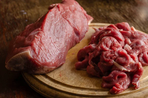 생쇠고기 조각입니다 쇠고기 통채로 쪼개어 베스트로 고노보 만드는 것이다 — 스톡 사진