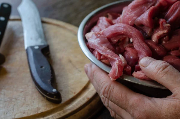 Las Manos Hombre Sostienen Cuenco Metal Lleno Carne Rodajas Una —  Fotos de Stock