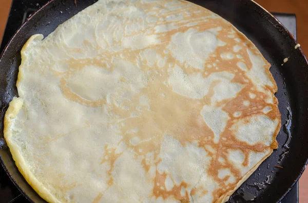 Blini Shrovetide Cocinar Crepes Caseros Tradicionales Freír Una Sartén Enfoque —  Fotos de Stock