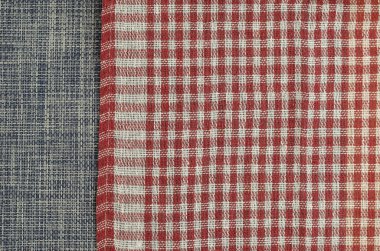 Kırmızı kareli mavi kot kumaş peçete. Uzayı kopyala Düz yatıyordu. Kimse yok..