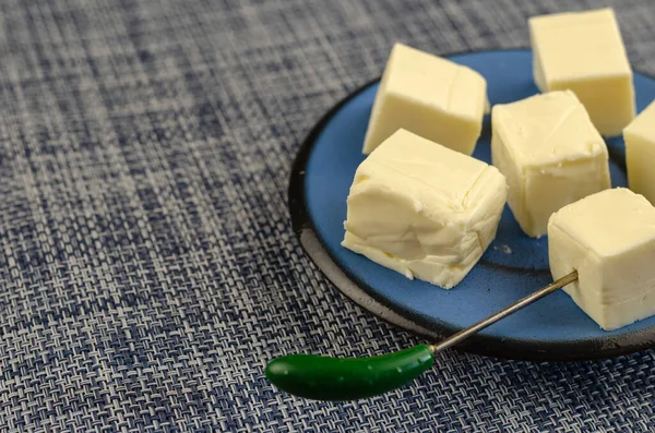 Обработанный Сыр Голубой Тарелке Крупный План Порционного Сыра Шампуром Продукты — стоковое фото