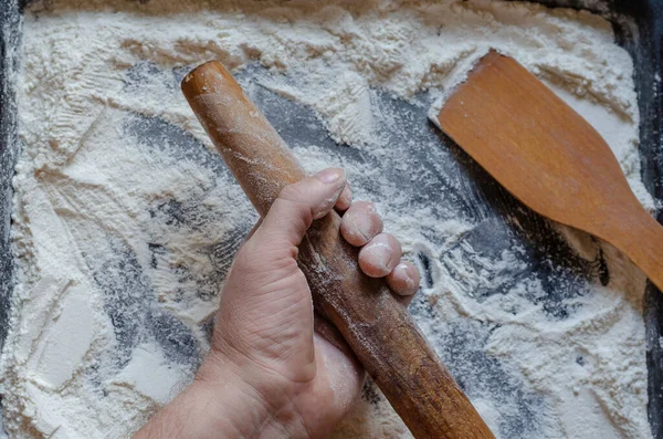 Hand Wooden Rolling Pin Spatula Wheat Flour Man Hand Holds — Foto de Stock