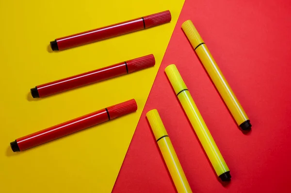 Kreatywna Dwukolorowa Kompozycja Czerwonymi Żółtymi Końcówkami Filcu Sześć Kolorowych Pisaków — Zdjęcie stockowe