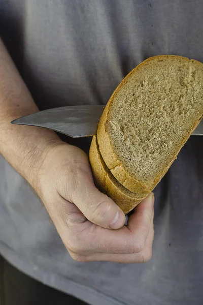 Homem Corta Meio Pão Por Peso Fatias Pão Centeio Com — Fotografia de Stock