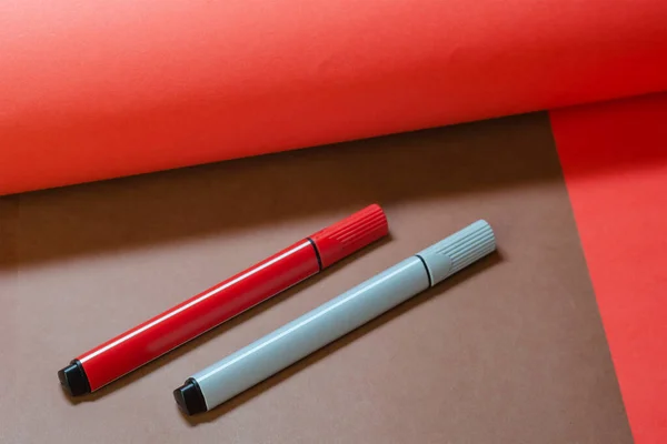 Kreatywna Minimalistyczna Dwukolorowa Kompozycja Dwoma Kolorowymi Końcówkami Filcowymi Szare Czerwone — Zdjęcie stockowe