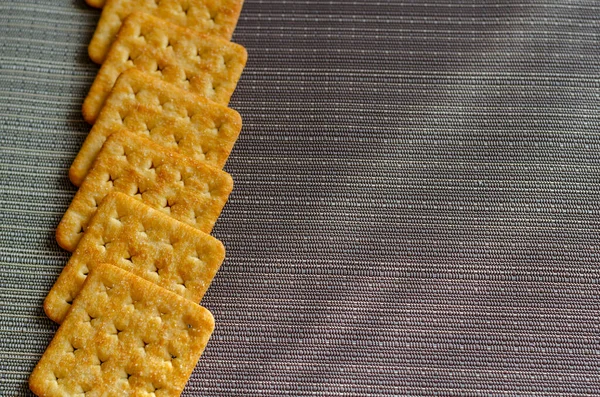 Levensmiddelen Snacks Eten Gezouten Krokante Crackers Een Grijs Gestructureerd Oppervlak — Stockfoto