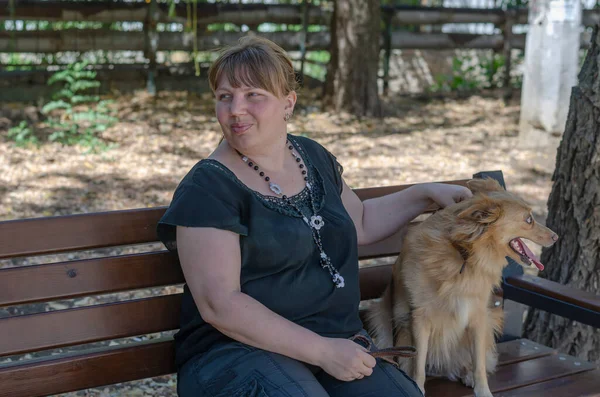 Orta Yaşlı Bir Kadın Bir Yaz Parkında Köpeğiyle Birlikte Bankta — Stok fotoğraf