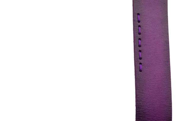 白い背景に分離糸のステッチで紫色の革バンド ベルトの破片だ 服アクセサリー — ストック写真